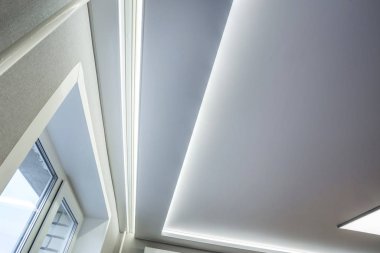Halojen benekli lambalar asılmış tavan ve alçıpan yapısında