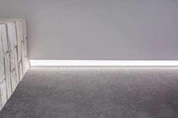 Halogéneo manchas lâmpadas no tecto suspenso e construção drywall em sala vazia em apartamento ou casa. Forma branca e complexa do tecto falso . — Fotografia de Stock