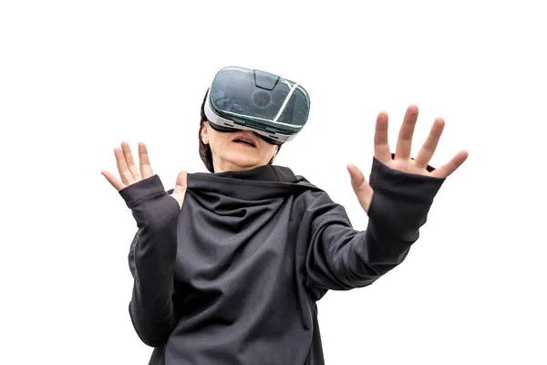 Frau in 360 Ansicht Virtual-Reality-Headset spielt das Spiel isoliert auf weißem Hintergrund. 3D-Gerät Gadget zum Ansehen von Filmen für Reisen und Unterhaltung im 3D-Raum.. Karton vr ar Brille — Stockfoto