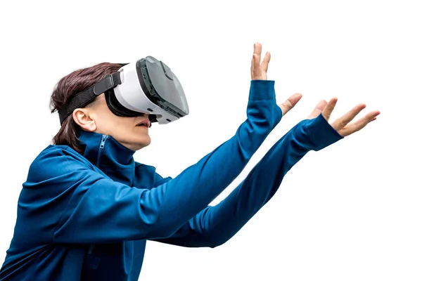 Nő 360 nézet virtuális valóság headset játszik a játékot elszigetelt fehér háttér. 3D-s eszköz szerkentyű néz filmeket utazás és szórakozás 3D-s térben.. karton Vr Ar szemüveg — Stock Fotó