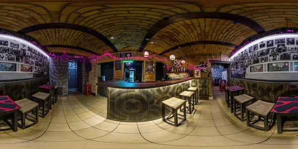 Grodno, Białoruś - listopad, 2018: Pełna sferyczna panorama 360 stopni we wnętrzu stylowy bar nocny w piwnicy z łukami w równoległej równoległej projekcji. Zawartość Vr — Zdjęcie stockowe