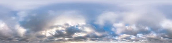 Ciel couvert avec de beaux cumulus nocturnes. Panorama sans couture hdri Vue d'angle 360 degrés avec zénith pour une utilisation dans le développement graphique ou de jeu comme dôme du ciel ou éditer un tir de drone — Photo