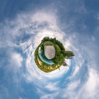 Küresel panoramanın 360 derecelik küçük gezegen dönüşümü. Muazzam güzel bulutları olan küresel soyut hava manzarası. Uzayın eğriliği.