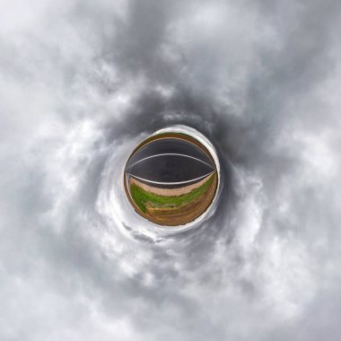 Küresel panoramanın 360 derecelik küçük gezegen dönüşümü. Muazzam güzel bulutları olan küresel soyut hava manzarası. Uzayın eğriliği.