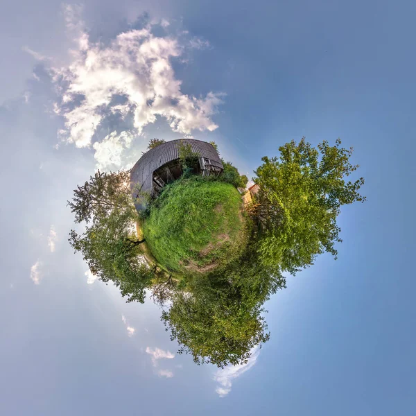 Pequeña transformación planetaria del panorama esférico 360 grados. Vista aérea abstracta esférica en el campo con impresionantes nubes hermosas. Curvatura del espacio . — Foto de Stock