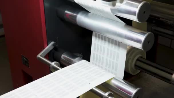 Großaufnahme Große Offsetdruckmaschine Bewegte Polymer Etikettenförderer Typografie Anlage Und Flexodruck — Stockvideo