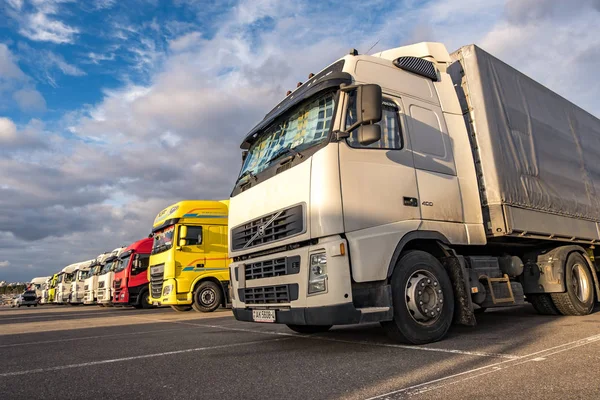 GRODNO, BELARUS -  JANUARY 2020: Trucks in a row with containers in the parking lot. Logistic and Transport concept — Stock Photo, Image