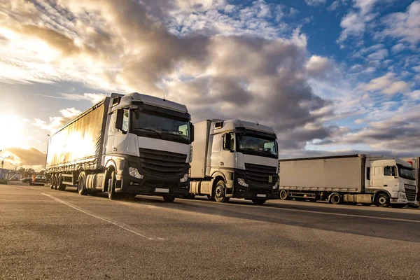 Camion di fila con container nel parcheggio. Concetto di logistica e trasporti — Foto Stock