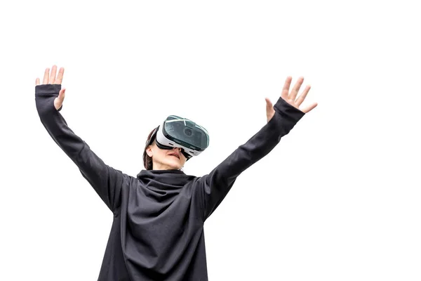 Nő 360 nézet virtuális valóság headset játszik a játékot elszigetelt fehér háttér. 3D-s eszköz szerkentyű néz filmeket utazás és szórakozás 3D-s térben.. karton Vr Ar szemüveg — Stock Fotó