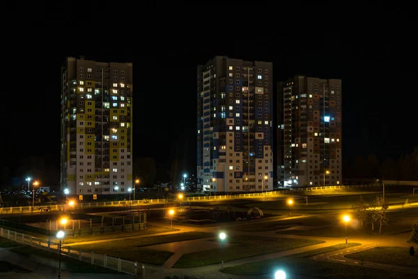 Nattpanorama av ljus i fönstren i en flervåningshus. — Stockfoto