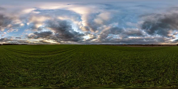 Pełna bezszwowa sferyczna panorama hdri 360 stopni kąt widzenia wśród pól w wieczornym zachodzie słońca z niesamowitymi niebieskimi różowymi czerwonymi chmurami w równo prostokątnej projekcji, gotowy do wirtualnej rzeczywistości Vr Ar — Zdjęcie stockowe