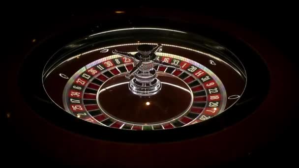 エリートカジノのゲームテーブルで明るいルーレットを回転させ — ストック動画