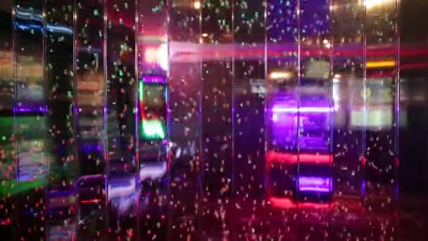 ナイトクラブやカジノの内部の透明なガラスのぼやけた壁に水の中の色の気泡 — ストック動画