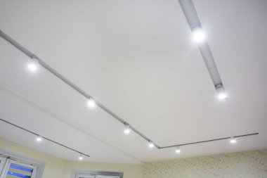 Halojen benekli lambalar asılmış tavan ve alçıpan yapısında