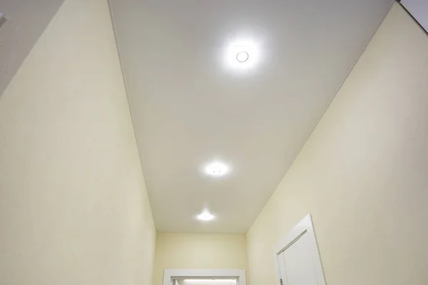 Галогенові лампи на підвісній стелі та конструкції гіпсокартону — стокове фото