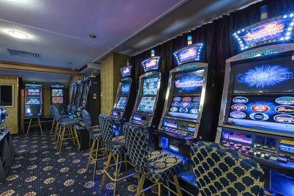 LAS VEGAS, USA - MAY, 2017: interior del casino VIP de lujo de élite con filas de máquinas tragamonedas de juegos de azar en color azul clásico —  Fotos de Stock