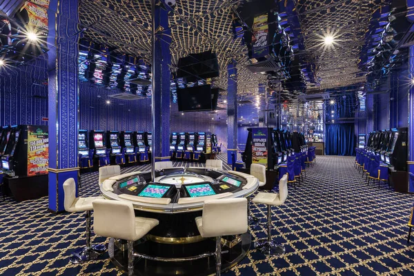 LAS VEGAS, EUA - MAIO, 2017: interior do luxuoso casino vip de elite com fileiras de máquinas caça-níqueis de jogo na cor clássica de estilo azul — Fotografia de Stock
