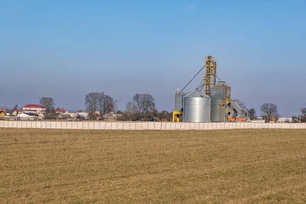 Spannmålshiss. Anläggning för bearbetning och tillverkning av jordbruksprodukter för pr — Stockfoto