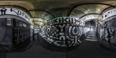 Minsk, Belarus - Mayıs 2019: Tam dikişsiz hdri panorama 360 derecelik açıyla barın bodrum katındaki beton merdiven girişi eşit dikdörtgen projeksiyonlu. Vr Ar içeriği
