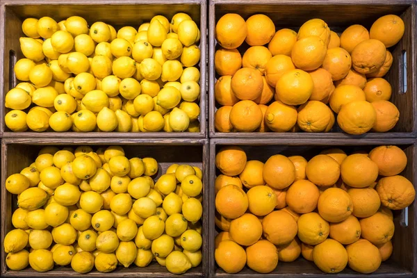 Baskets with oranges and lemons in the mall — Stok fotoğraf