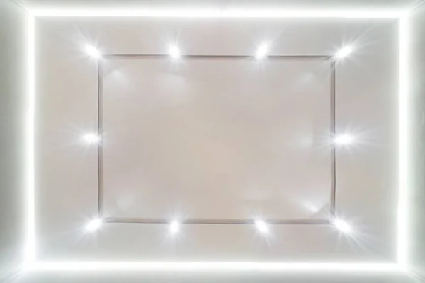 Olhar para cima no teto suspenso com halogéneo manchas lâmpadas e drywal — Fotografia de Stock