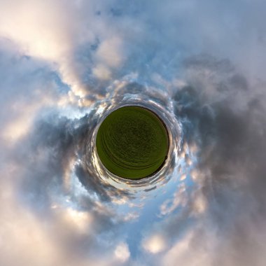 Küresel panoramanın 360 derecelik küçük gezegen dönüşümü. Muazzam güzel bulutları olan küresel soyut hava manzarası. Uzayın eğriliği.
