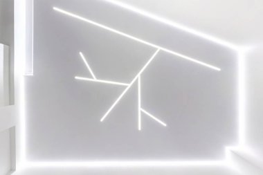 Halojen benekli lambalar ve boş bir oda ya da evde alçıpan inşaatı ile asılmış tavana bakıyorum. Gergin tavan beyaz ve karmaşık şekil.