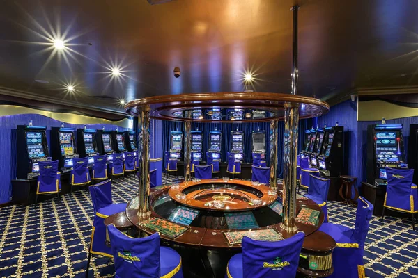 LAS VEGAS, USA - MAY, 2017: interior del casino VIP de lujo de élite con filas de máquinas tragamonedas de juegos de azar — Foto de Stock