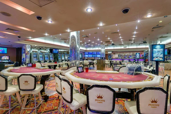 LAS VEGAS, EUA - MAIO, 2017: interior do luxuoso casino VIP de elite com mesas de poker e roleta — Fotografia de Stock