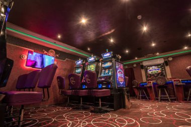 Las Vegas, Usa - Mayıs 2017: Seçkin lüks kumarhanenin içi sıralı kumar makineleriyle dolu