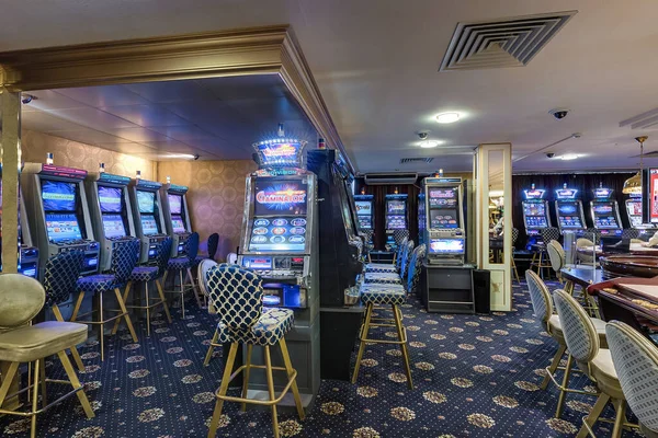 LAS VEGAS, EUA - MAIO, 2017: interior do luxuoso casino vip de elite com fileiras de máquinas caça-níqueis — Fotografia de Stock