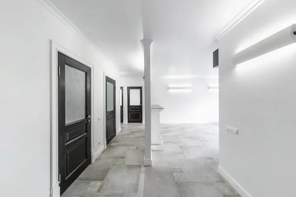 Pasillo vacío blanco para la oficina de la habitación en el interior de la separación moderna — Foto de Stock