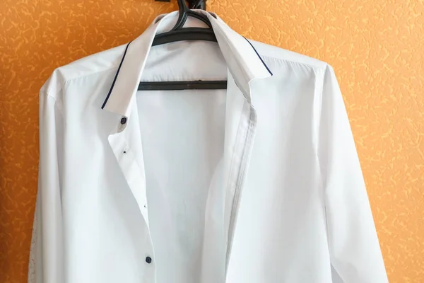 Camicia Bianca Dello Sposo Una Parete Arancione — Foto Stock
