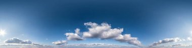 Kusursuz hdri panorama 360 derece açıyla mavi gökyüzünü 3 boyutlu grafiklerde ya da oyun geliştirmede kullanılmak üzere güzel kümülüs bulutlarıyla görüntüle ya da İHA çekimini düzenle