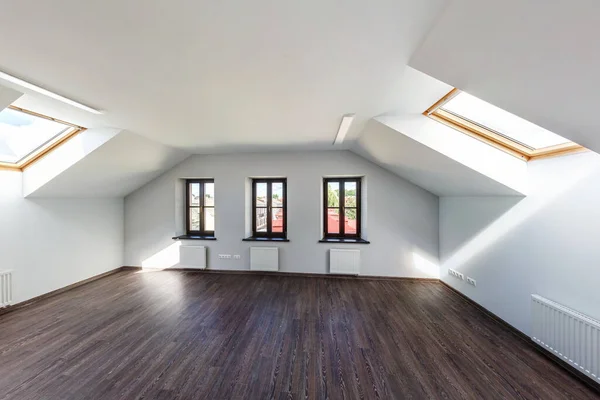 Leere Unmöblierte Dachgeschosswohnung Mit Holzsäulen Und Nassem Betonboden Auf Dachebene — Stockfoto