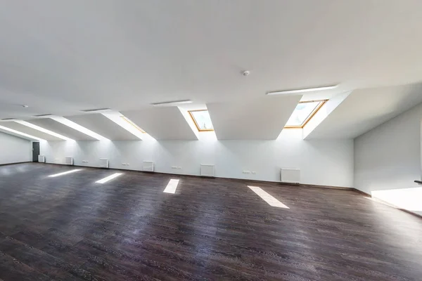 Empty Unfurnished Loft Mansard Room Interior Ξύλινες Κολώνες Και Υγρό — Φωτογραφία Αρχείου