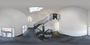 Beyaz acil durum ve tahliye çıkış sarmal merdivenlerinde halojen lambalarla. Modern binaların iç odalarında tam kusursuz küresel hdri panorama 360 derece eş dikdörtgen yansıma.