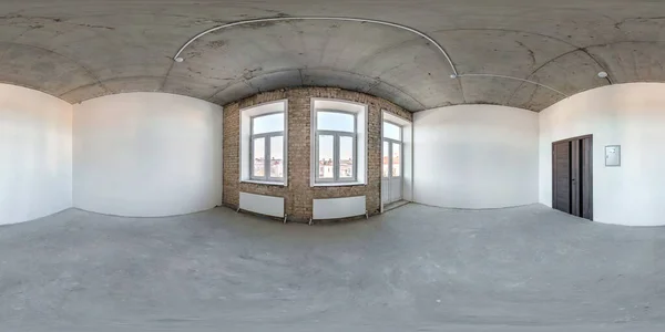 古い建物の修理なしで空の部屋 正方形の投影でパノラマウィンドウとグレーのロフトルームオフィスの内部の完全なシームレスな球状のHdriパノラマ360度 — ストック写真