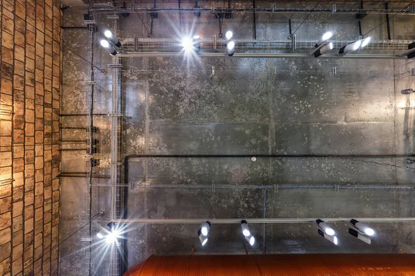 Глядя Серый Бетонный Потолок Галогенными Пятнами Эдисон Лампы Лофт Офисной — стоковое фото