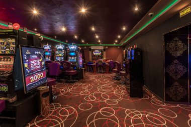 Las Vegas, Usa - Mayıs 2017: Seçkin lüks kumarhanenin içi sıralı kumar makineleriyle dolu