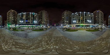 Minsk, Belarus - Ocak 2020: Tam pürüzsüz küresel hdri gece panorama 360 kemer yakınında çok katlı konut binaları arasında, pencerelerinde neon ışığı eşkenar dörtgen projeksiyonlu 