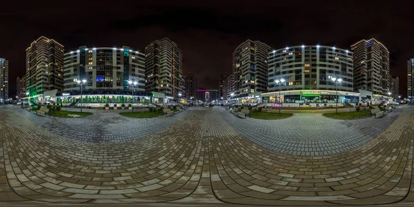 Minsk, Belarus - Ocak 2020: Tam pürüzsüz küresel hdri gece panorama 360 kemer yakınında çok katlı konut binaları arasında, pencerelerinde neon ışığı eşkenar dörtgen projeksiyonlu 