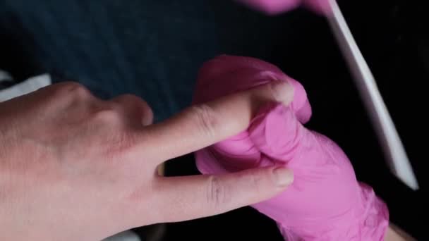 Maestro Manicura Guantes Color Rosa Corta Cutícula Las Uñas Los — Vídeos de Stock