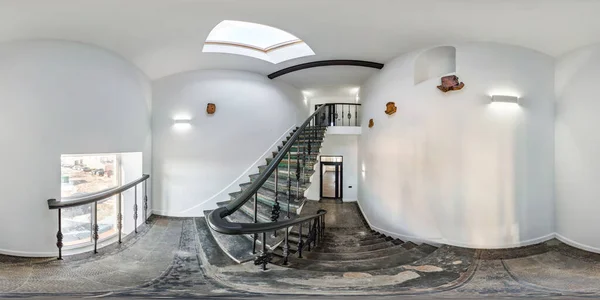 비상구와 장소는 할로겐 램프와 사다리에 나선형 계단이다 파노라마 360 건물내에 — 스톡 사진