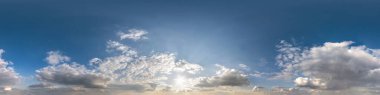 Kusursuz hdri panorama 360 derece açıyla mavi gökyüzünü 3 boyutlu grafiklerde veya oyun geliştirmede kullanılmak üzere güzel tüylü kümülüs bulutlarıyla görüntüle veya drone çekimini düzenle