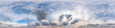 Kusursuz hdri panorama 360 derece açıyla mavi gökyüzünü 3 boyutlu grafiklerde veya oyun geliştirmede kullanılmak üzere güzel tüylü kümülüs bulutlarıyla görüntüle veya drone çekimini düzenle