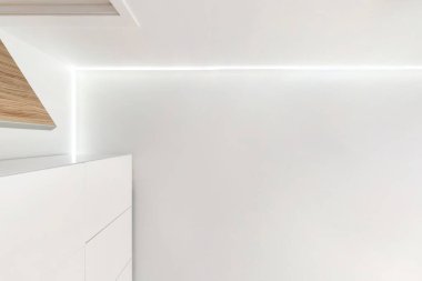 Boş bir odada, dairede ya da evde lambalar ve alçıpan döşemeli asılmış tavan. Gergin tavan beyaz ve karmaşık şekil. Yukarı bakıyorum.