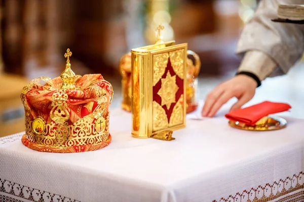 Bible Golden Crown Newlyweds Church — Stock Photo, Image