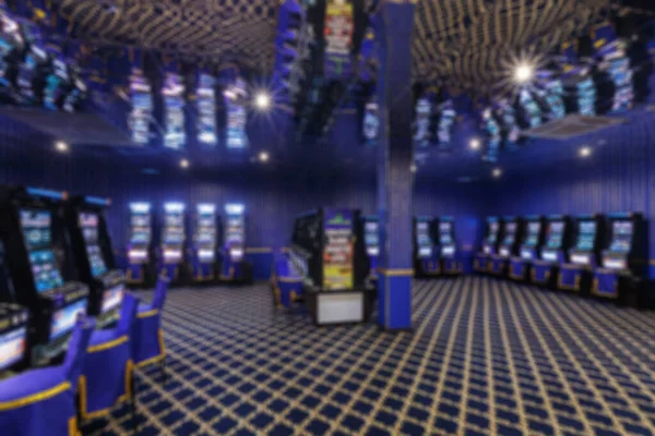 精品豪华赌场内部的模糊背景和一排排的赌槽机 — 图库照片