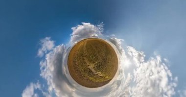 Uzayın kıvrımlı küçük bir gezegen dönüşümü. Mavi gökyüzü ve güzel bulutlarla güneşli bir günde tarlalar arasında uçuşan tam panoramanın soyut dönüş, bükülme ve dönüşü